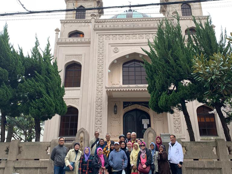 Visiting the beautiful Kobe Mosque, a cornerstone of Japanese-Muslim history.